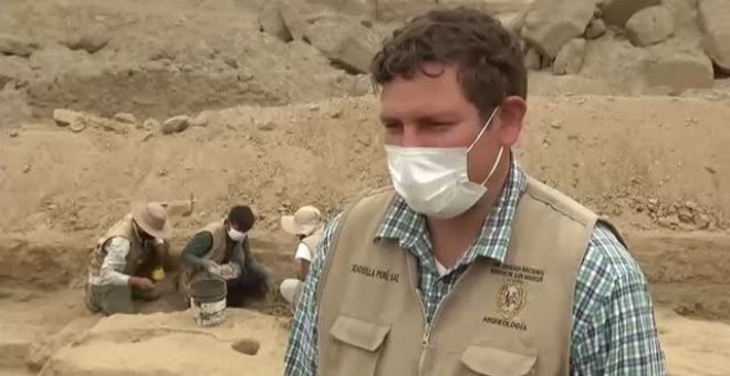 Arqueólogos peruanos encuentran una momia preinca de al menos 800 años en buen estado de conservación