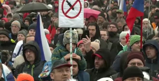 Miles de personas se manifiestan contra las restricciones en Praga