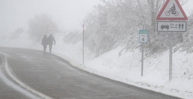 Gran parte de España estará este lunes en aviso por nieve, lluvia, viento, olas o frío, pero subirán las temperaturas