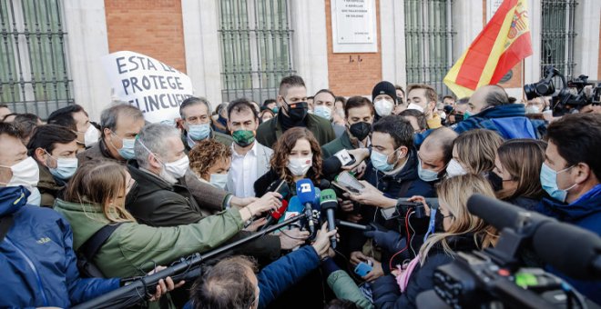 Ayuso sale en defensa de la Policía por la 'ley mordaza' y rescatan un tuit que le deja en evidencia