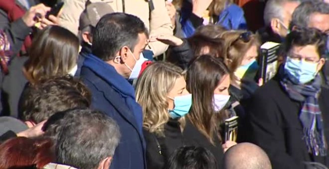 Último adiós a Almudena Grandes rodeada de libros y de flores