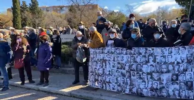 Así ha sido el homenaje a la escritora Almudena Grandes en el cementerio civil de La Almudena