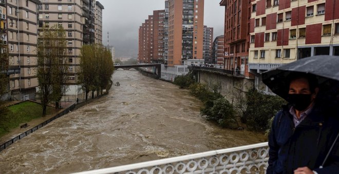 Carreteras y calles inundadas tras los desbordamientos de los ríos Asón, Cadagua y Nervión en Cantabria y Euskadi