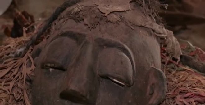 Un sacerdote nigeriano intenta salvar del fuego tallas de deidades y máscaras
