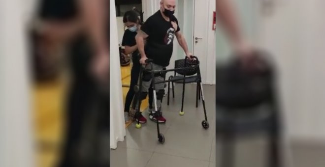 Román, el guardia civil que quedó parapléjico por un disparo al evitar un atraco, da sus primeros pasos ocho años después