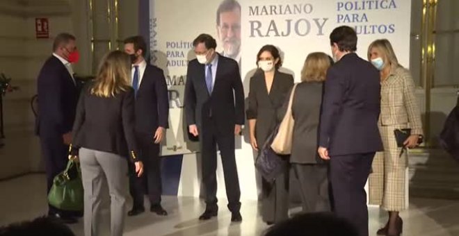 Ayuso evita colocarse al lado de Casado en el posado del libro de Rajoy