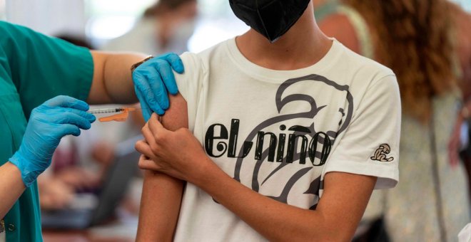 Castilla-La Mancha vacunaría a los menores de 12 años en los colegios, pero dependerá de la llegada de la dosis