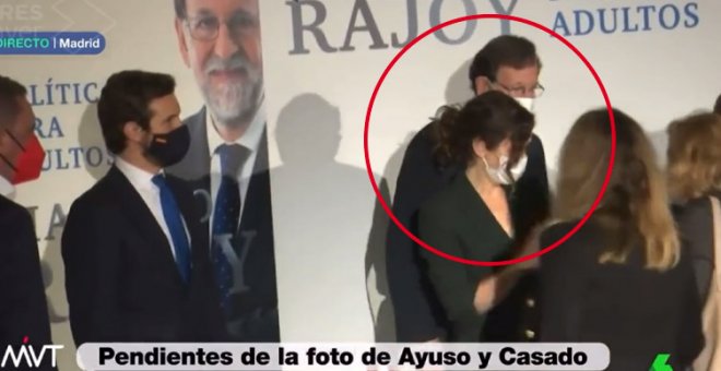 Tremenda 'cobra' de Ayuso para no fotografiarse al lado de Casado: "Lo tiene clarísimo, contigo no, bicho"