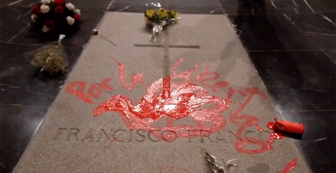 El artista que pintó la tumba de Franco asegura ante el tribunal que usó pintura lavable para no causar daños