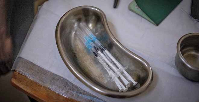 Sanidad advierte de que ómicron "escapa a la inmunidad por la vacuna"