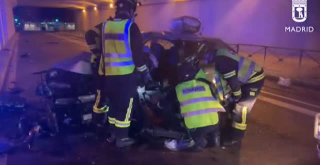 Heridas de gravedad dos personas en Madrid tras chocar su coche contra un pilar