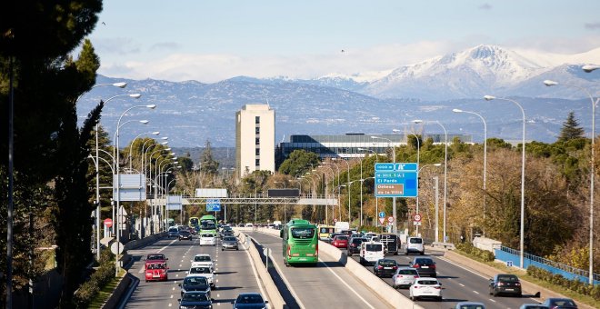 Grandes atascos en las carreteras durante el inicio del puente de la Constitución