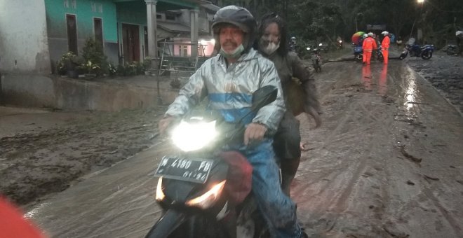 El volcán indonesio Semeru se cobra una víctima mortal en las primeras 24 horas de erupción