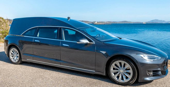 El coche fúnebre de Tesla ya opera en Reino Unido para ofrecer funerales silenciosos