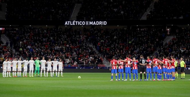 "Cuando el fútbol sí está a la altura. Gracias": el aplaudido y emotivo minuto de silencio por Almudena Grandes del Atlético de Madrid
