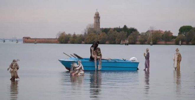 Un frutero veneciano diseña un belén navideño con figuras de madera sobre el agua