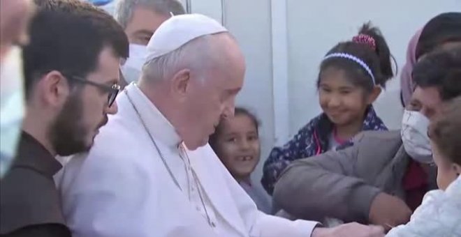 El papa denuncia la indolencia de Europa junto a los refugiados de Lesbos