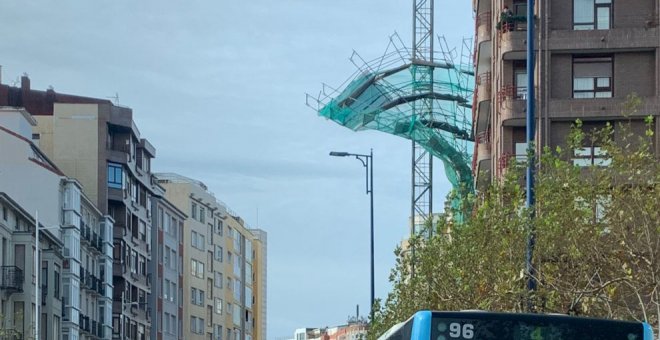 El viento provoca el desprendimiento de un andamio en Santander