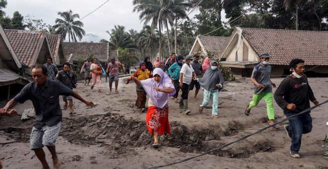 La erupción del Semeru, en Indonesia, deja al menos 15 muertos y un paisaje lunar