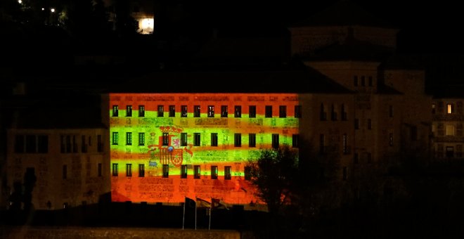 Las Cortes vuelven a iluminarse con los colores de la bandera en el aniversario de la Constitución y el Estatuto