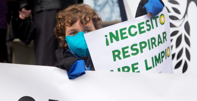 Manifestación bajo la lluvia por un aire sano