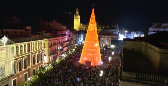 Sevilla luce el árbol navideño de luces led más alto de Europa