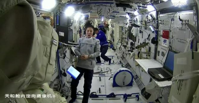 Los tripulantes de la estación espacial china dan una clase desde el espacio
