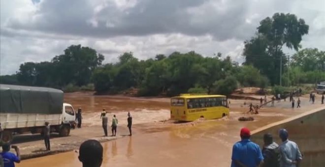 23 personas mueren ahogadas en Kenia cuando el autobús en el que viajaban fue arrastrado por la crecida de un río