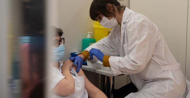 Els hospitals catalans ja tenen gairebé 800 ingressats amb Covid i la sisena onada segueix a l'alça