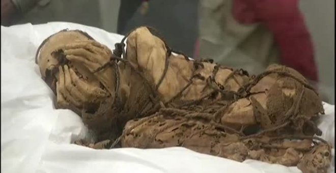 Arqueólogos peruanos hallan una momia que podría tener entre 800 y 1.200 años