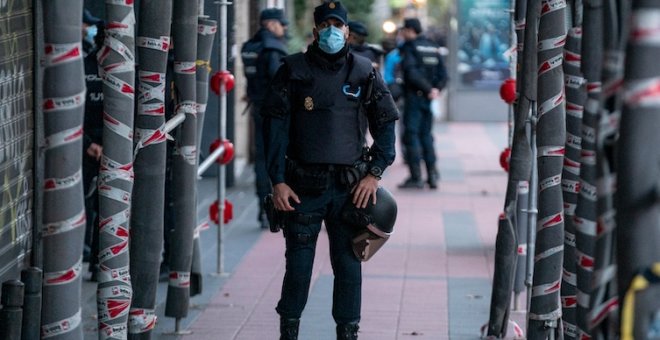 "Multado por comentar una intervención policial": el hilo de un joven sancionado por un agente mientras presenciaba una detención