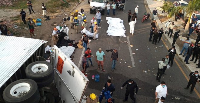Mueren 55 migrantes al volcar un camión en el sureste de México