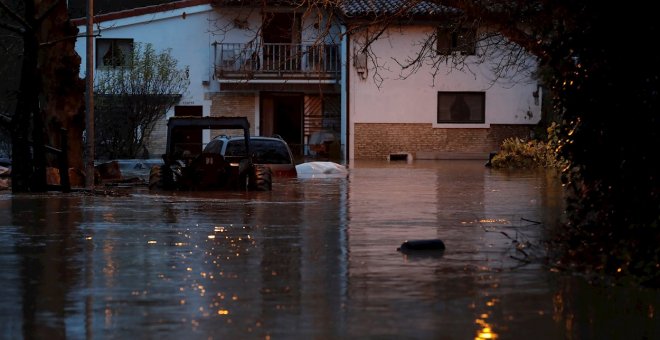 Desbordamientos de ríos, inundaciones y carreteras cortadas por el temporal en Navarra, Euskadi y Cantabria
