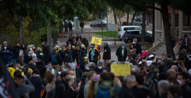 Centenars de persones es manifesten a Canet contra l'aplicació del 25% de castellà a l'escola Turó del Drac