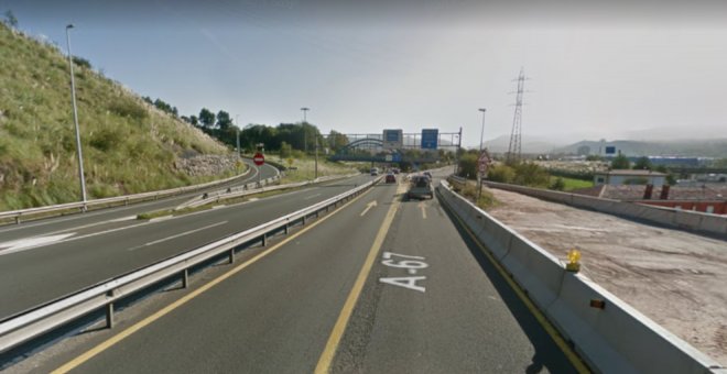 Fallece un hombre de 59 años al salirse de la vía en la A-67 en Torrelavega