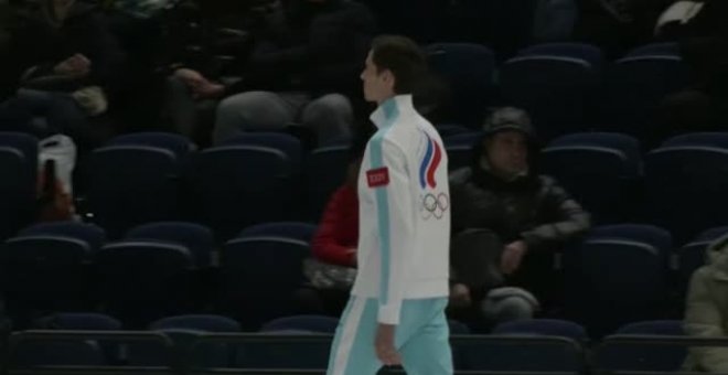 La llama olímpica tricolor sustituye a la bandera nacional en las equipaciones de los deportistas rusos