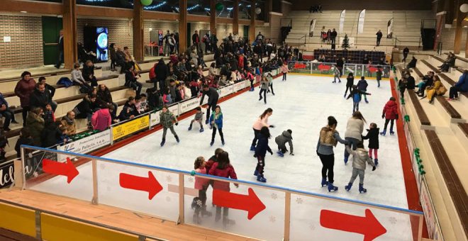 Éxito de afluencia de visitantes y de colegios a la pista de hielo de Noja