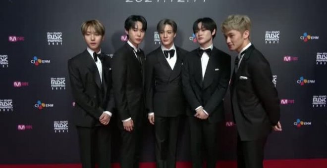 Las estrellas del K-pop desfilan en la alfombra roja de los Mnet Asian Music Awards