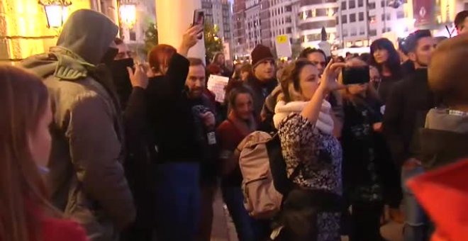 Negacionistas hostigan a los medios que cubrían una protesta en Valencia contra el pasaporte COVID