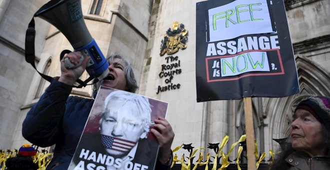 Aitor Martínez, abogado de Assange: "¿De verdad pensamos que el 'establishment' de Inteligencia no le someterá a un trato inhumano al llegar a EEUU?"
