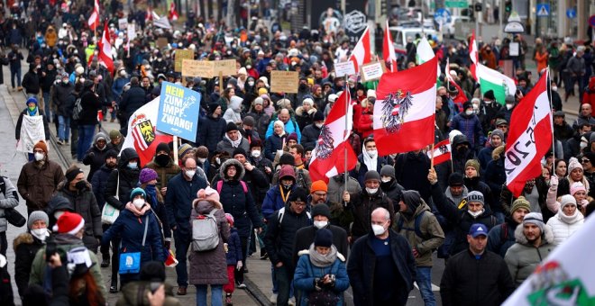 Miles de personas protestan contra la vacunación obligatoria en Viena en una marcha organizada por la ultraderecha
