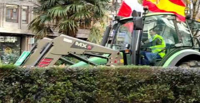 Unos 400 tractores recorren Santander en la mayor protesta del año