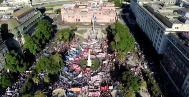 Miles de argentinos piden al Gobierno que no firme un nuevo acuerdo de ajuste con el FMI