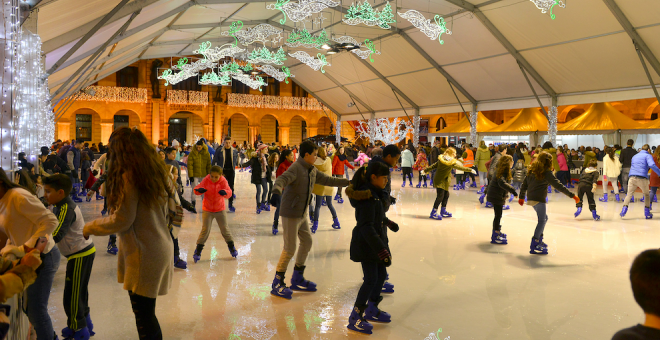 Los centros educativos son invitados a disfrutar solidariamente de la pista de hielo