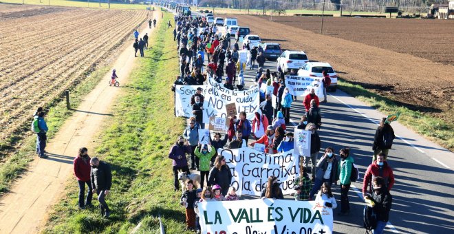 Veïns i pagesos de la Vall d'en Bas protesten en contra de les variants de les Preses i Olot que "trinxen" el territori