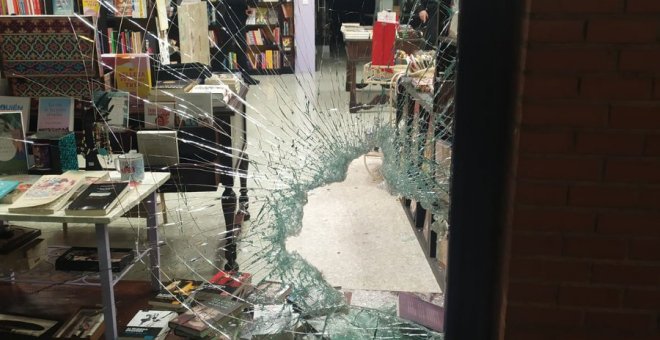 Destrozan el escaparate de una librería feminista en Madrid