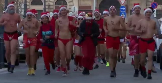 Budapest recupera su tradicional carrera de Santa Claus