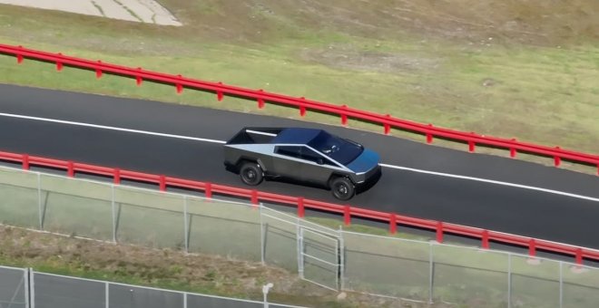 El Tesla Cybertruck se deja ver por primera vez en meses y lo hace con un aspecto nuevo