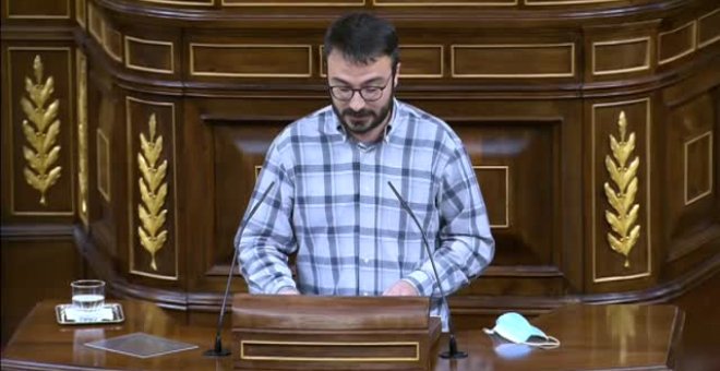 Un diputado ultraderechista "patea" su escaño preso de la ira por escuchar catalán en el Congreso