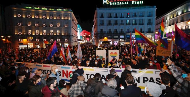 Los madrileños llenan la Puerta de Sol para defender las leyes LGTBI que quiere derogar Vox: "¡Ni un paso atrás!"
